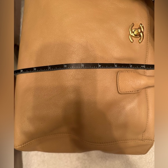 CHANEL Executive Tote Bag Vintage Beige Caviar Leather Medium 24k Gold Hardware - Picture 11 of 13